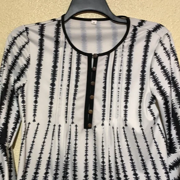 Top Blouse Black White Print Size M Unlisted Brand Stretchy Pullover - Picture 3 of 12